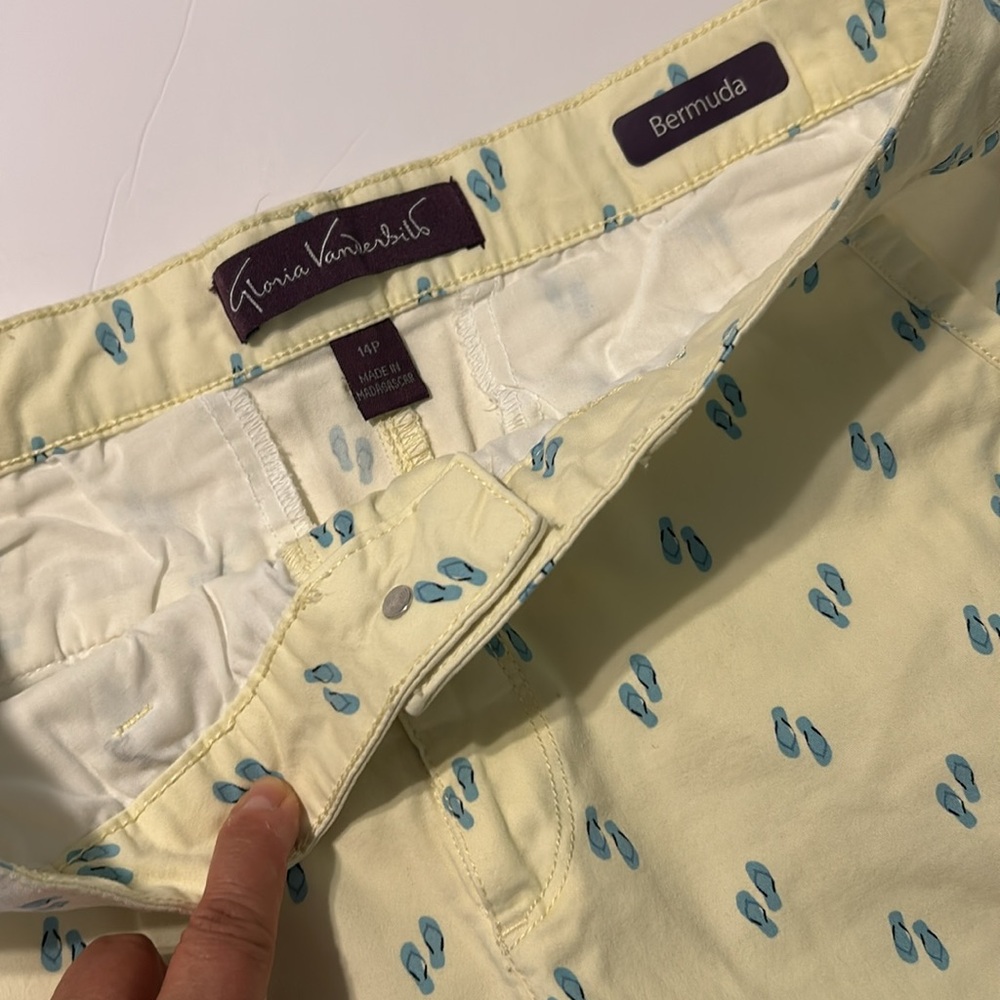 🟢3/$15 Gloria Vanderbilt Bermuda Shorts yellow with Blue flip Flops 14 petite - Picture 5 of 12